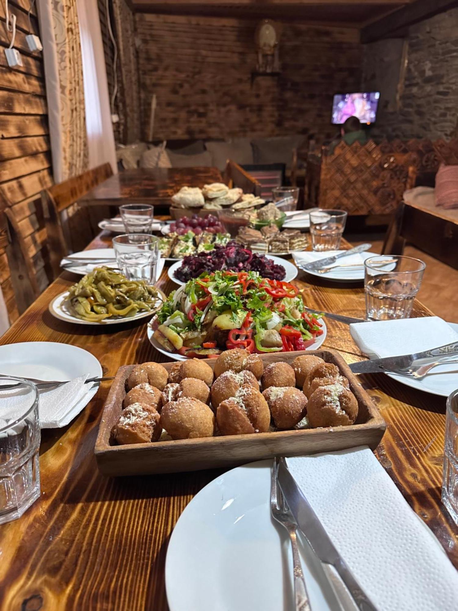 Old House Hotel Ушгули Екстериор снимка